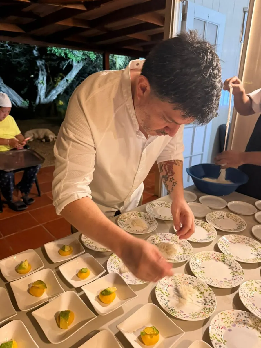Chef Carlos Accinelli emplatando durante una experiencia gastronómica