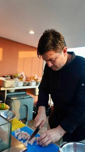 Carlos Accinelli preparando ingredientes durante un servicio