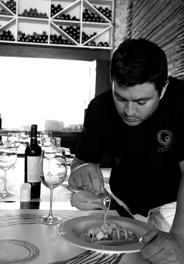 Carlos Accinelli trabajando en cocina y finalizando un plato