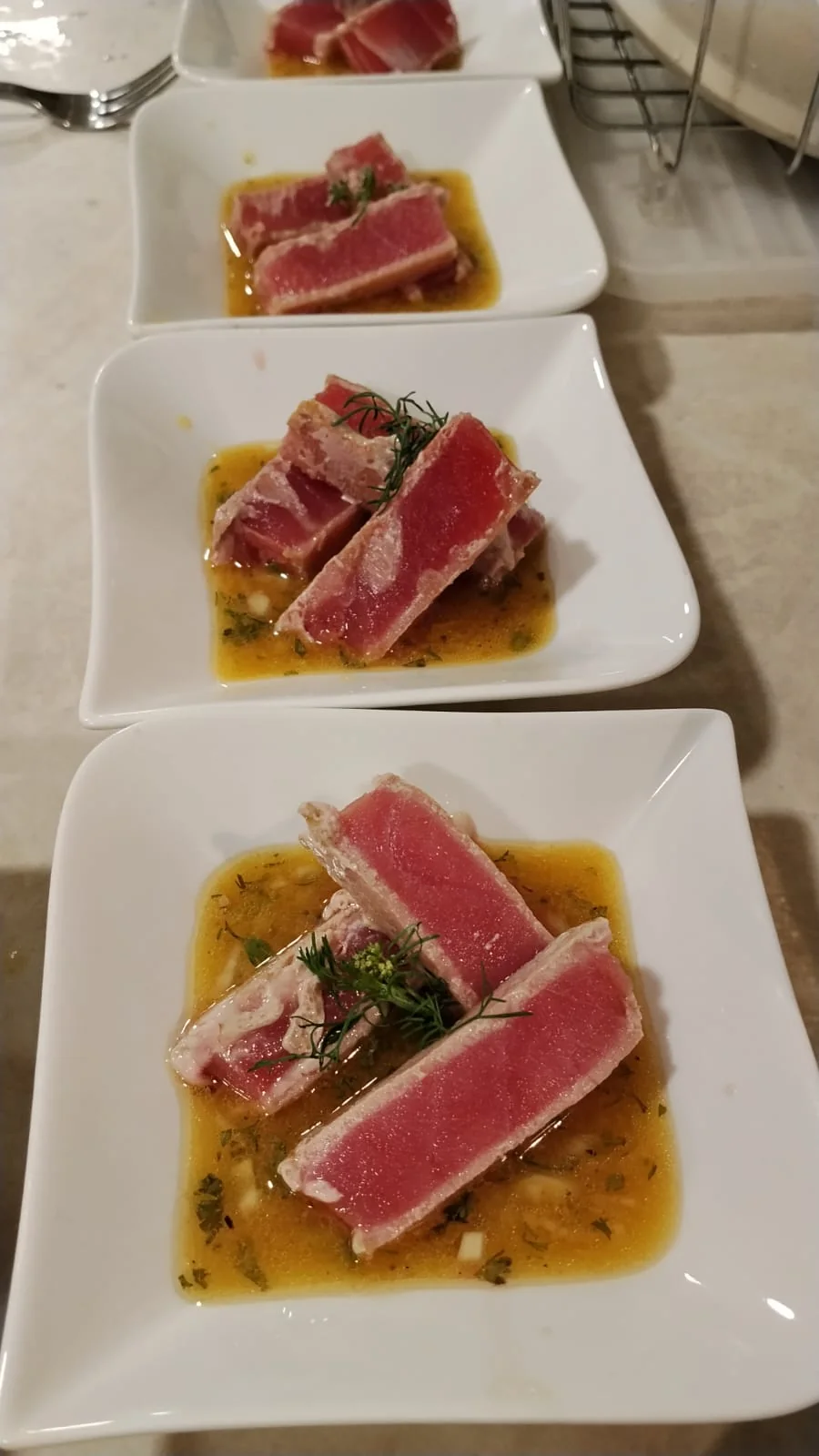 Porciones de pescado sellado preparadas para varios comensales