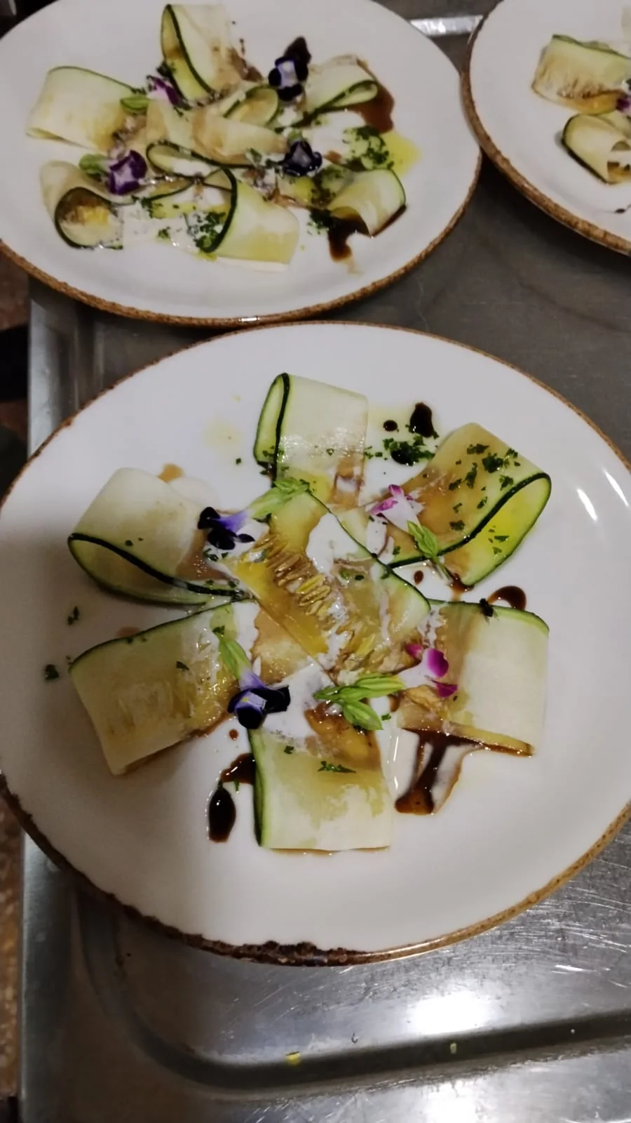 Plato de camarones presentado para una experiencia gastronómica