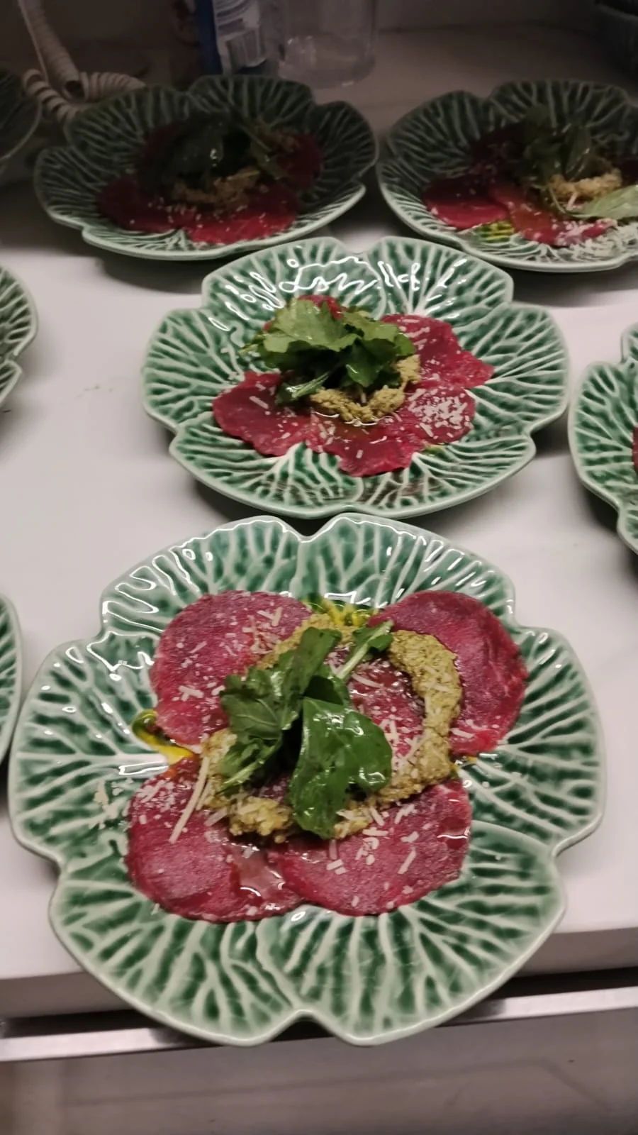 Entradas emplatadas en vajilla verde para un servicio